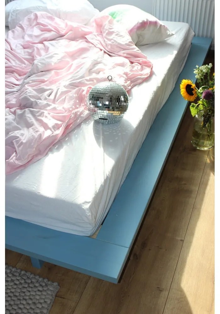 Pat matrimonial albastru deschis din lemn masiv de pin cu somieră 140x200 cm Japan – Karup Design