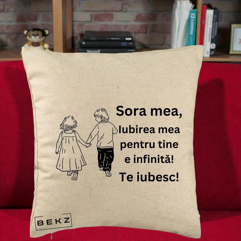 Cadou pentru Sora - Perna Personalizata Sora Mea Te Iubesc Copii Tinand Maini din Spate, 40x40 cm, Bej, Husa Detasabila, Perna Inclusa, BEKZ®