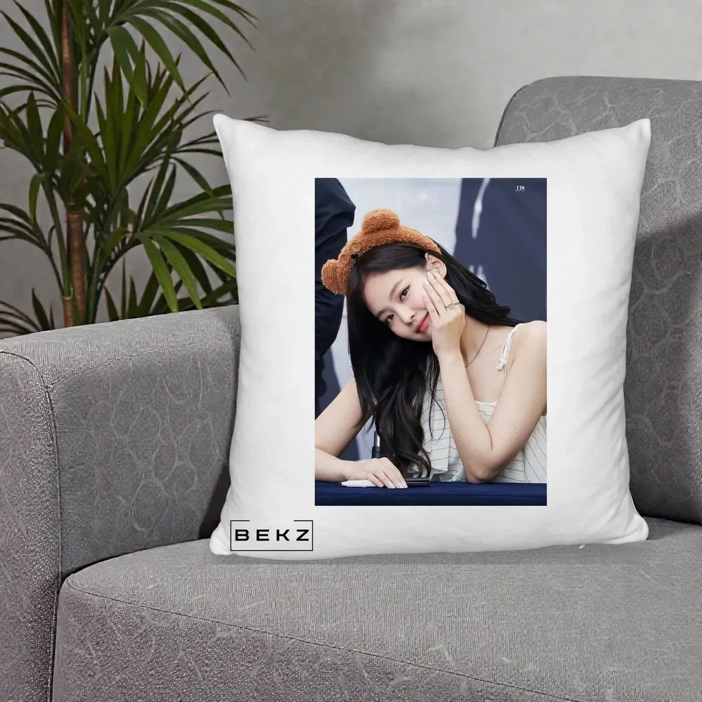 Perna Personalizata K-pop BLACKPINK Jennie Cute cu Diadema Ursulet, 40x40 cm, Alb Pufos, Husa Detasabila, Perna Inclusa, BEKZ®