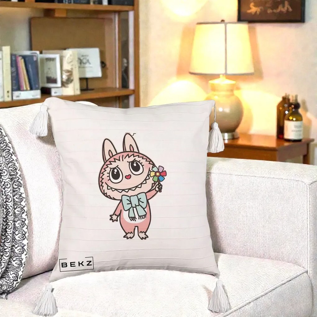 Perna Personalizata Labubu Roz cu Morisca, 40x40 cm, Bej cu Franjuri, Husa Detasabila, Perna Inclusa, BEKZ®