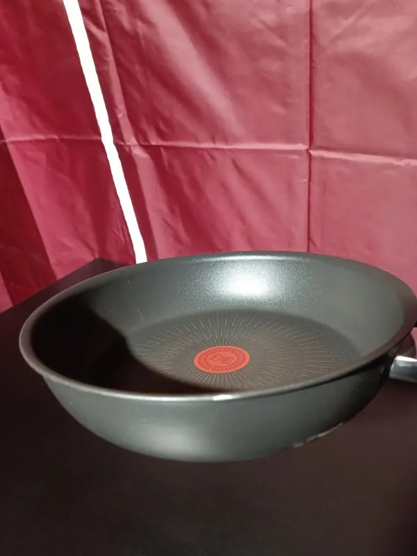 La mâna a doua: Tiga Tefal G2550572, 26 cm, Thermo-Spot, acoperire antiaderentă din titan X6, pentru plite cu inducție, negru