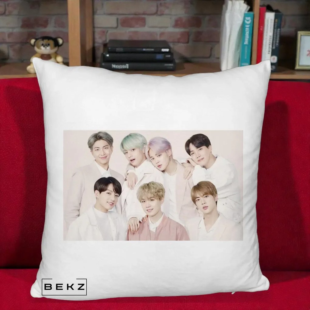 Perna Personalizata K-pop BTS Foto Grup Landscape Pastel, 40x40 cm, Alb Pufos, Husa Detasabila, Perna Inclusa, BEKZ®