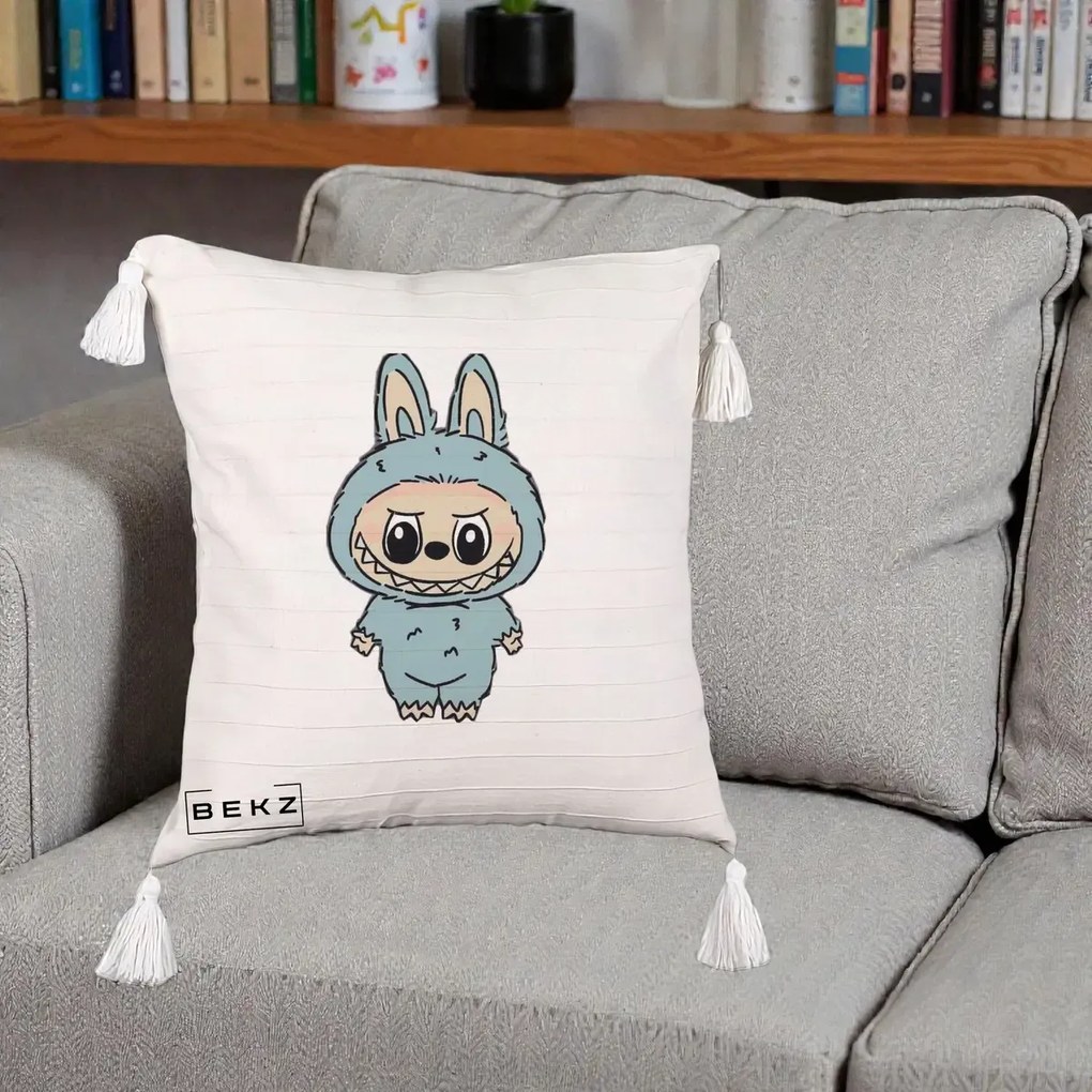 Perna Personalizata Labubu Albastru-Gri Solo, 40x40 cm, Bej cu Franjuri, Husa Detasabila, Perna Inclusa, BEKZ®