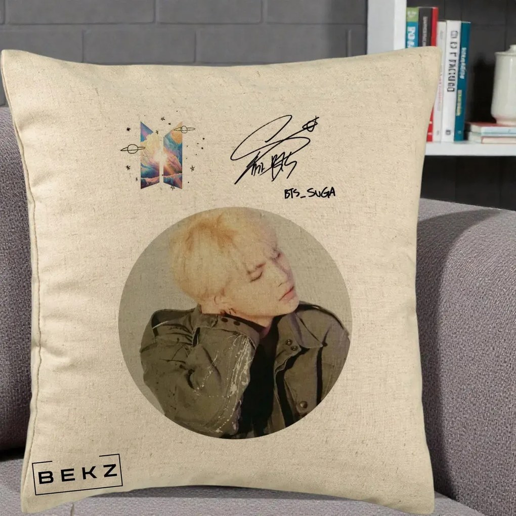 Perna Personalizata K-pop BTS Suga Portret cu Autograf, 40x40 cm, Bej, Husa Detasabila, Perna Inclusa, BEKZ®