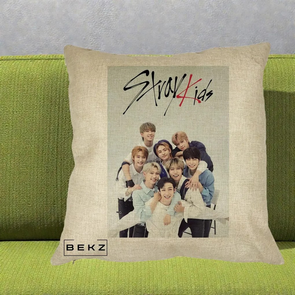 Perna Personalizata K-pop Stray Kids cu Foto Grup Alb-Albastru, 40x40 cm, Crem, Husa Detasabila, Perna Inclusa, BEKZ®