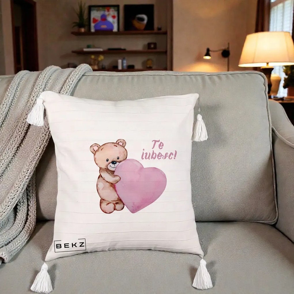 Cadou Romantic - Perna Personalizata Te Iubesc Ursulet cu Inima Roz Acuarela, 40x40 cm, Bej cu Franjuri, Husa Detasabila, Perna Inclusa, BEKZ®