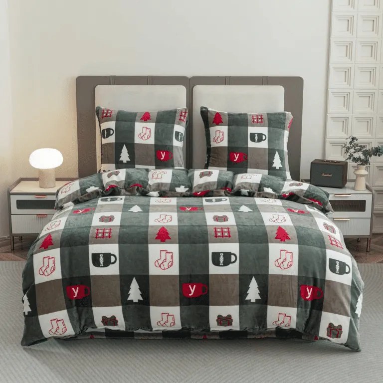 Set lenjerie cocolino CHRISTMAS SOCKS verzi + cearsaf Cocolino microplus cu elastic SOFT 180x200 cm alb, pat dublu