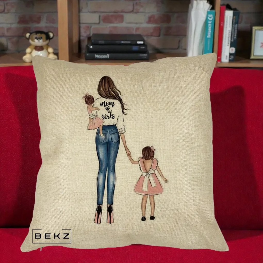 Cadou pentru Mama - Perna Personalizata Mom of Girls Mama cu Fetele, 40x40 cm, Crem, Husa Detasabila, Perna Inclusa, BEKZ®