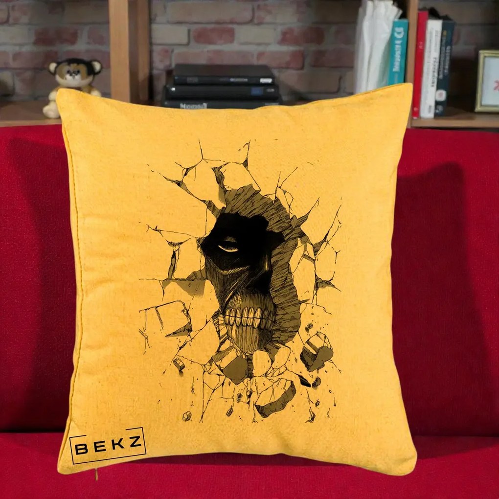 Perna Personalizata Attack on Titan Titan Crapand Zidul, 40x40 cm, Galben, Husa Detasabila, Perna Inclusa, BEKZ®
