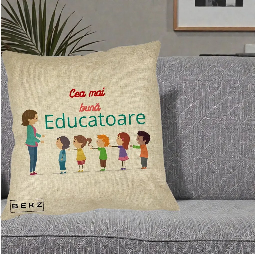 Cadou pentru Educatoare - Perna Personalizata Cea mai Buna Educatoare cu Ilustratie Copii si Educatoare, 40x40 cm, Crem, Husa Detasabila, Perna Inclusa, BEKZ®