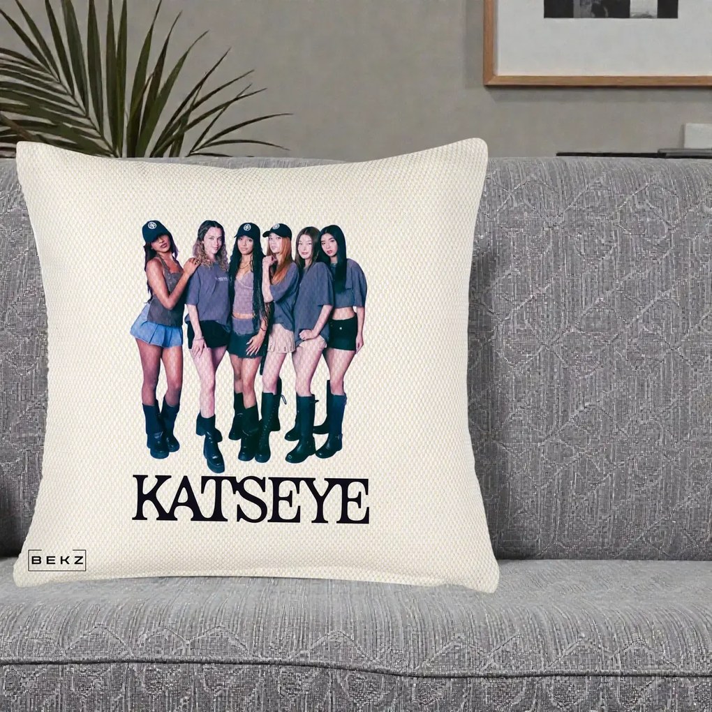 Perna Personalizata K-pop KATSEYE Grup Foto Tinute Gri, 40x40 cm, Crem Reliefat, Husa Detasabila, Perna Inclusa, BEKZ®
