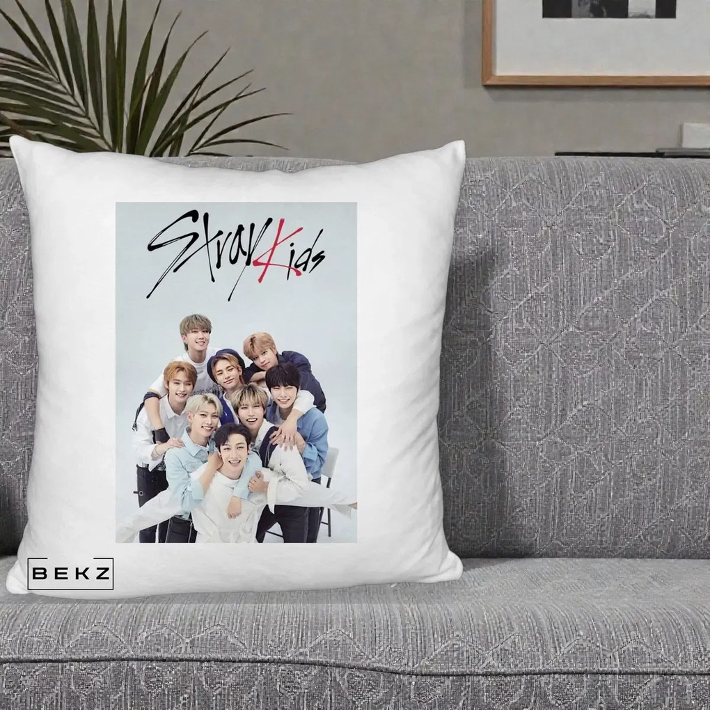 Perna Personalizata K-pop Stray Kids cu Foto Grup Alb-Albastru, 40x40 cm, Alb Pufos, Husa Detasabila, Perna Inclusa, BEKZ®
