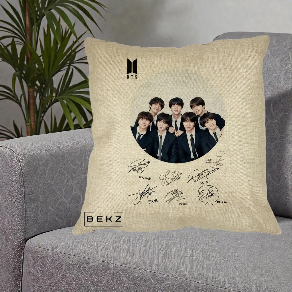 Perna Personalizata K-pop BTS Fotografie Grup Costum Negru si Autografe Cerc, 40x40 cm, Crem, Husa Detasabila, Perna Inclusa, BEKZ®