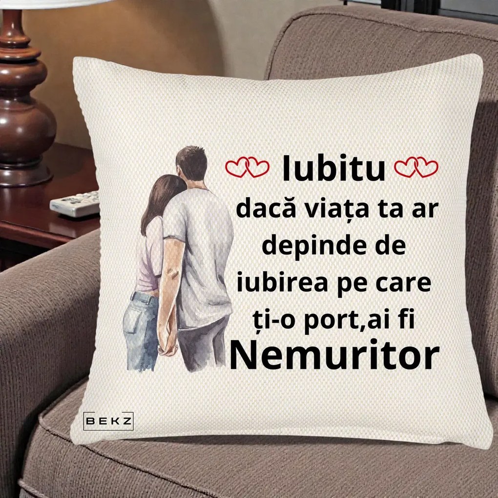 Cadou pentru Iubita - Perna Personalizata Iubitu Nemuritor cu Cuplu Acuarela si Inimi Rosii, 40x40 cm, Crem Reliefat, Husa Detasabila, Perna Inclusa, BEKZ®