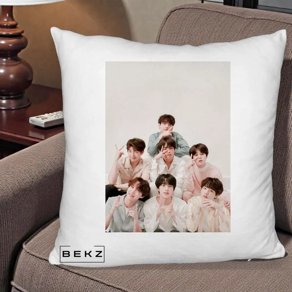 Perna Personalizata K-pop BTS Foto Grup Pastel, 40x40 cm, Alb Pufos, Husa Detasabila, Perna Inclusa, BEKZ®