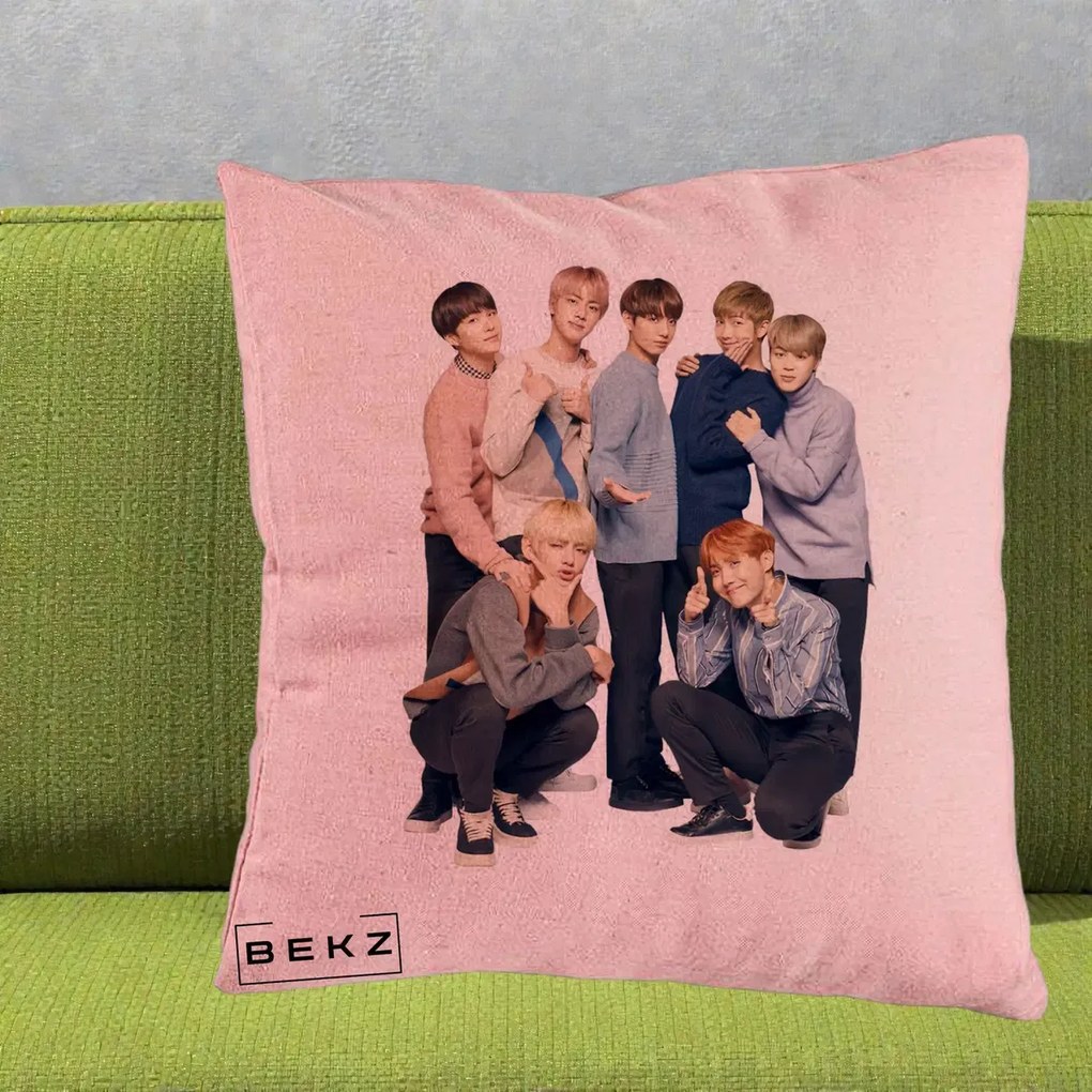 Perna Personalizata K-pop BTS Foto Grup In Picioare Tricoturi, 40x40 cm, Roz, Husa Detasabila, Perna Inclusa, BEKZ®