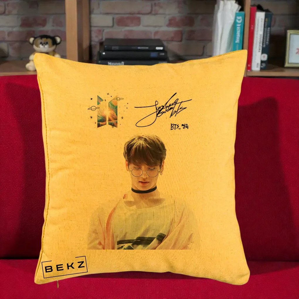 Perna Personalizata K-pop BTS Jungkook Portret cu Ochelari Autograf, 40x40 cm, Galben, Husa Detasabila, Perna Inclusa, BEKZ®