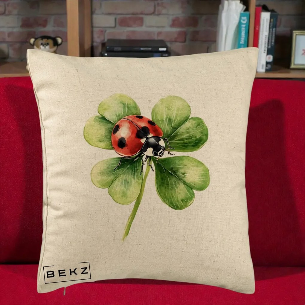 Perna Decorativa Buburuza Norocoasa pe Trifoi cu Patru Foi, 40x40 cm, Bej, Husa Detasabila, Perna Inclusa, BEKZ®