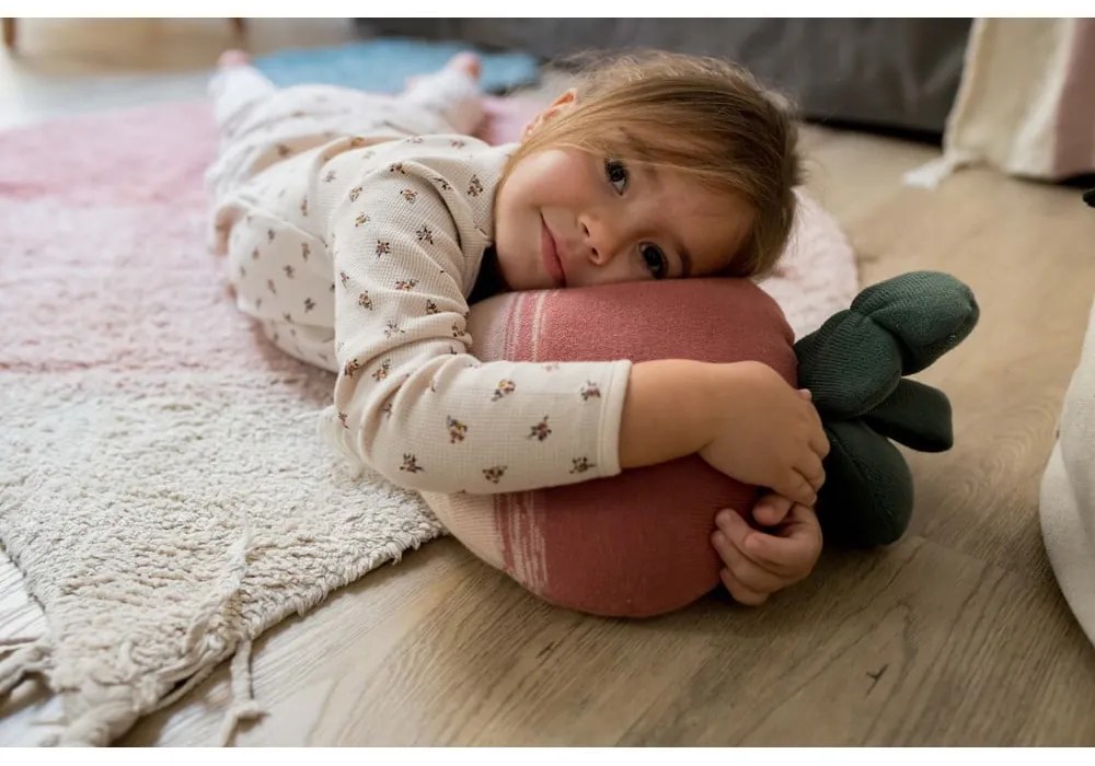 Covor pentru copii roz lavabil/țesut manual din bumbac 100x150 cm Ramona the Radish – Lorena Canals