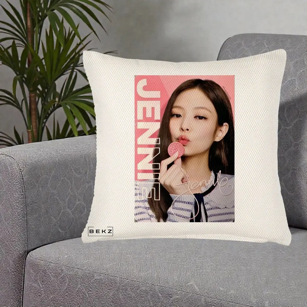 Perna Personalizata K-pop BLACKPINK Jennie cu Semnatura si Fond Roz, 40x40 cm, Crem Reliefat, Husa Detasabila, Perna Inclusa, BEKZ®