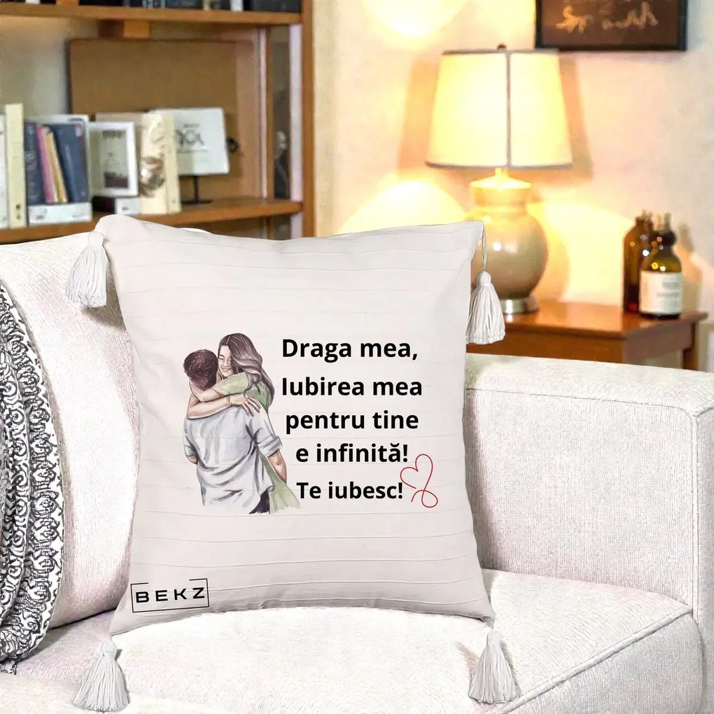 Cadou pentru Iubita - Perna Personalizata Draga Mea Iubirea Mea Infinita Te Iubesc cu Cuplu Acuarela, 40x40 cm, Bej cu Franjuri, Husa Detasabila, Perna Inclusa, BEKZ®