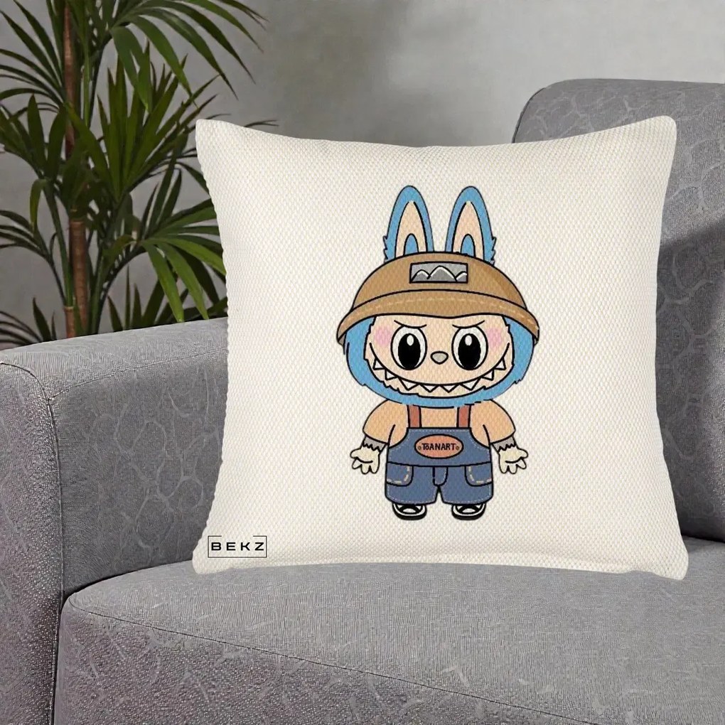 Perna Personalizata Labubu Toanart Blugi, 40x40 cm, Crem Reliefat, Husa Detasabila, Perna Inclusa, BEKZ®