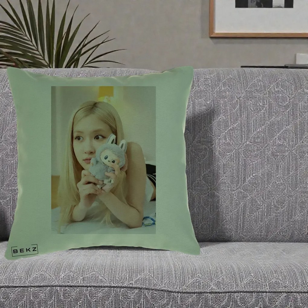 Perna Personalizata K-pop BLACKPINK Rose cu Papusa Iepure, 40x40 cm, Verde, Husa Detasabila, Perna Inclusa, BEKZ®