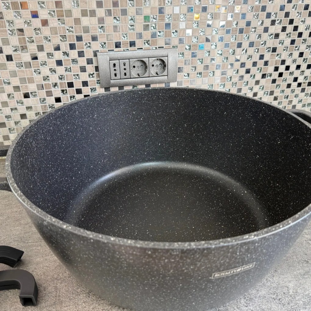 Oala mare, 23,4 litri, 44 cm tip cratita marmorata antiaderenta, cu capac, pentru zacusca, bulion, gemuri, cu protectie manere din silicon Royalty
