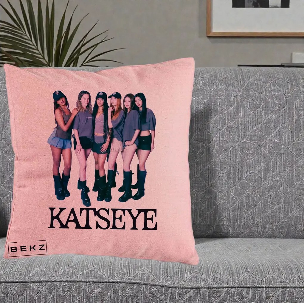 Perna Personalizata K-pop KATSEYE Grup Foto Tinute Gri, 40x40 cm, Roz, Husa Detasabila, Perna Inclusa, BEKZ®