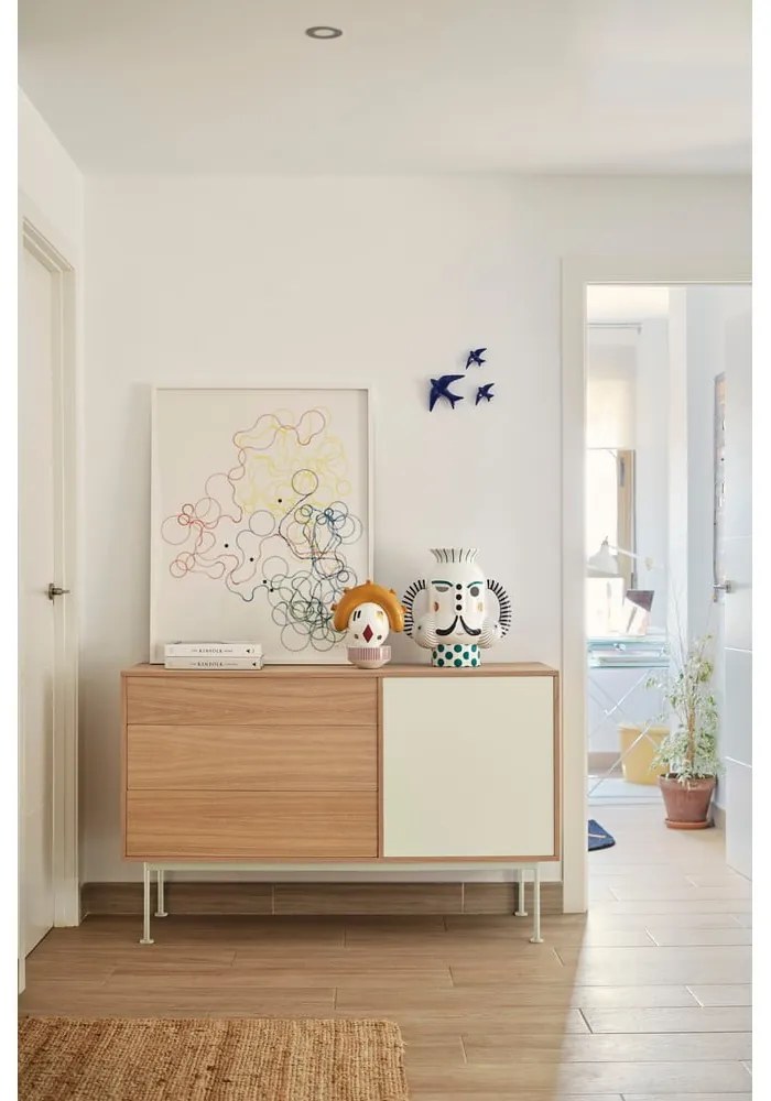 Comodă cu aspect de lemn de stejar Teulat Yoko, lățime 128 cm, alb-crem