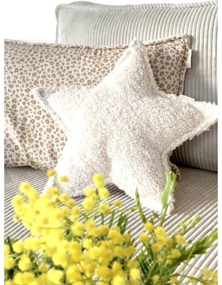 Pernă decorativă pentru copii crem cu tapițerie din țesătură bouclé Star – Wigiwama