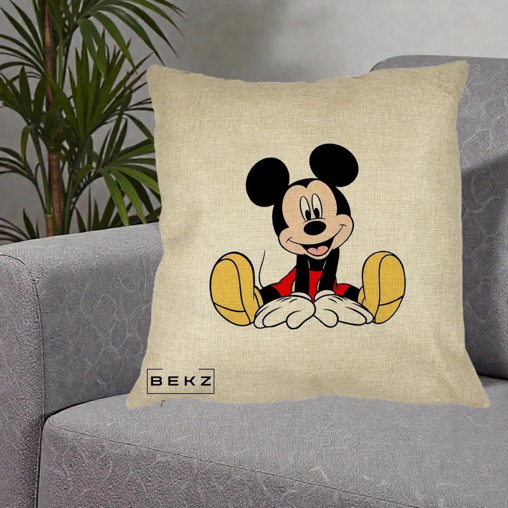 Perna Personalizata Mickey Mouse Relaxat, 40x40 cm, Crem, Husa Detasabila, Perna Inclusa, BEKZ®