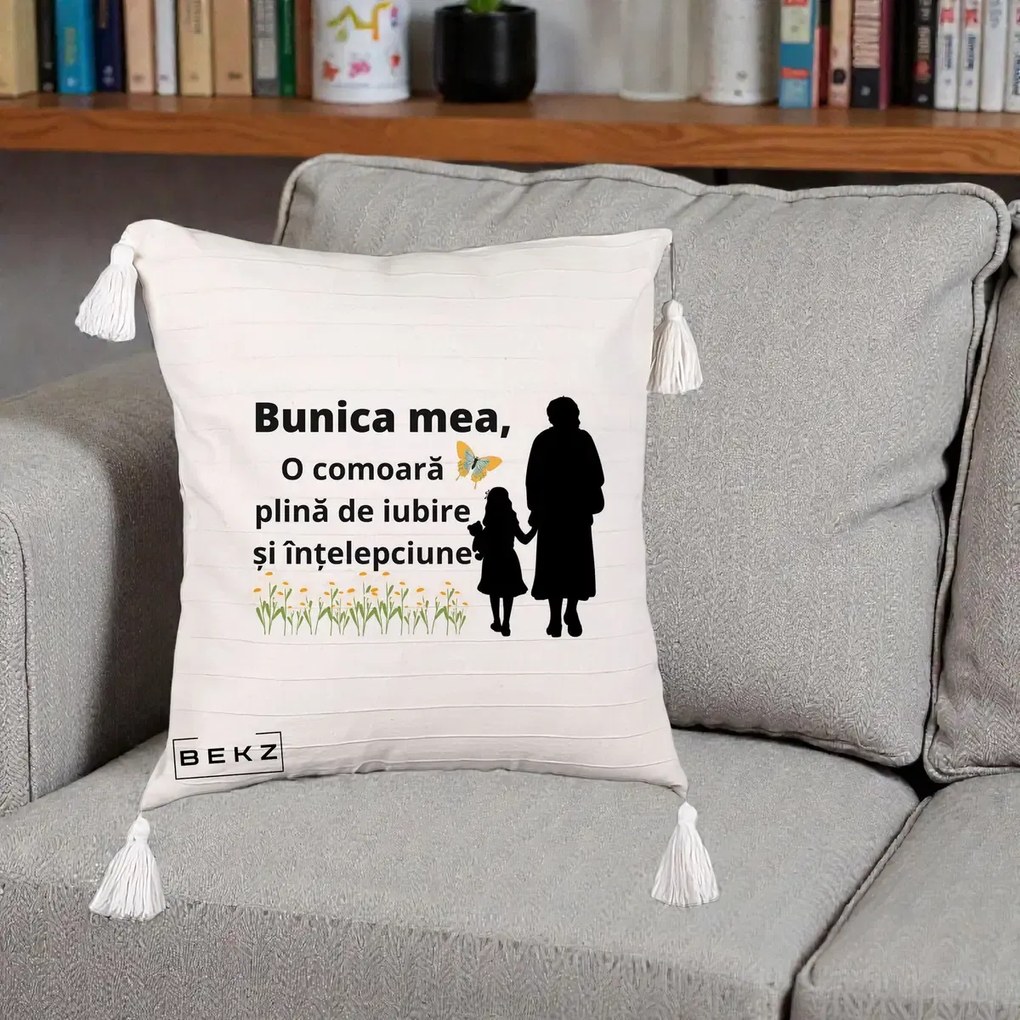 Cadou pentru Bunica - Perna Personalizata Bunica Mea Comoara Iubire Intelepciune Varianta Extinsa, 40x40 cm, Bej cu Franjuri, Husa Detasabila, Perna Inclusa, BEKZ®