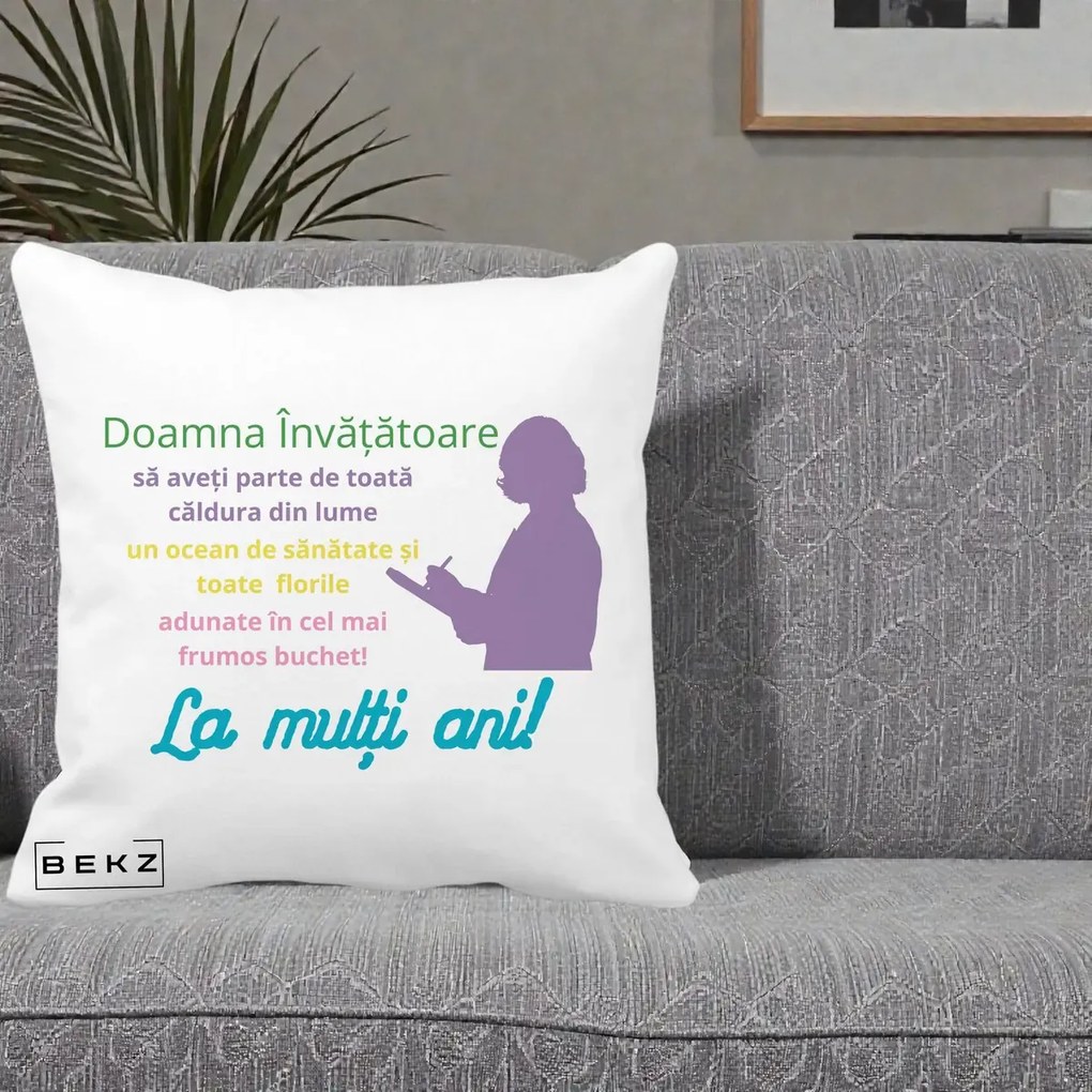 Perna personalizata invatatoare: Doamna invatatoare, La multi ani, 40x40 cm cu Umplutura, Alb Mat, BEKZ