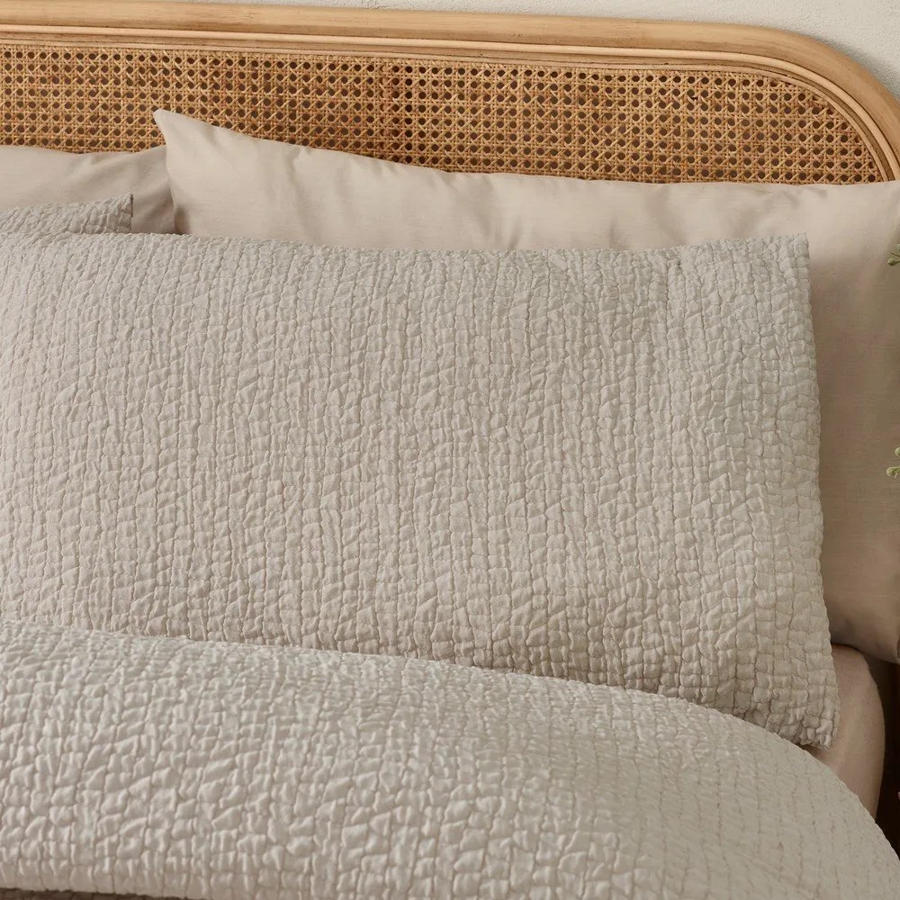 Lenjerie de pat maro deschis din țesătură crep pentru pat dublu, extinsă 230x220 cm Crinkle Seersucker – Catherine Lansfield