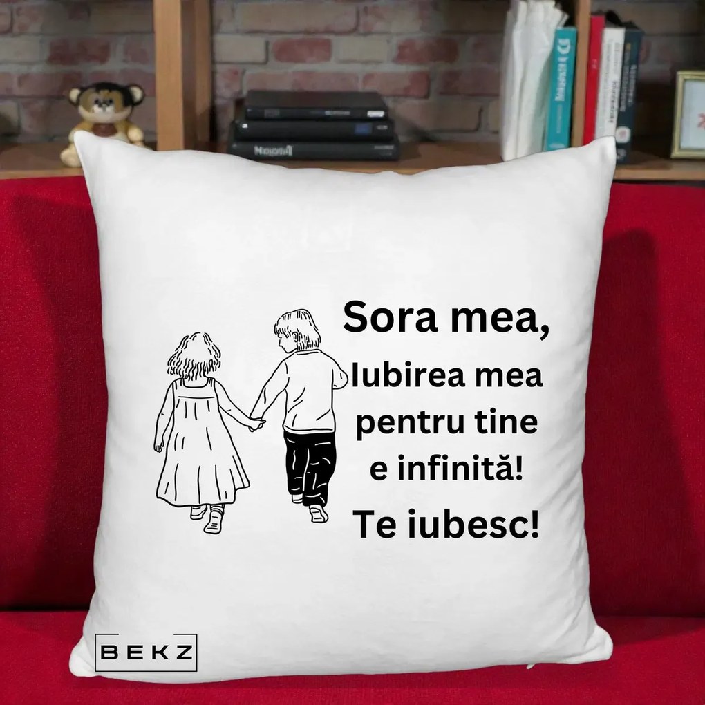Cadou pentru Sora - Perna Personalizata Sora Mea Te Iubesc Copii Tinand Maini din Spate, 40x40 cm, Alb Pufos, Husa Detasabila, Perna Inclusa, BEKZ®