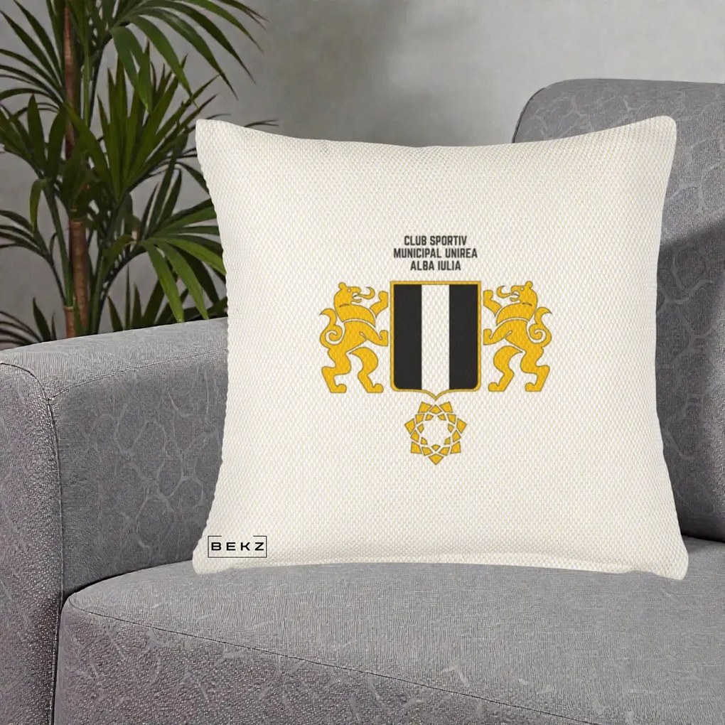 Perna Personalizata CSM Unirea Alba Iulia Fotbal, 40x40 cm, Crem Reliefat, Husa Detasabila, Perna Inclusa, BEKZ®
