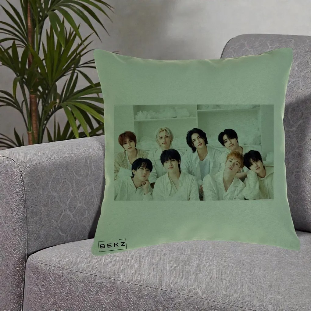 Perna Personalizata K-pop Stray Kids Foto Grup All-White Landscape, 40x40 cm, Verde, Husa Detasabila, Perna Inclusa, BEKZ®