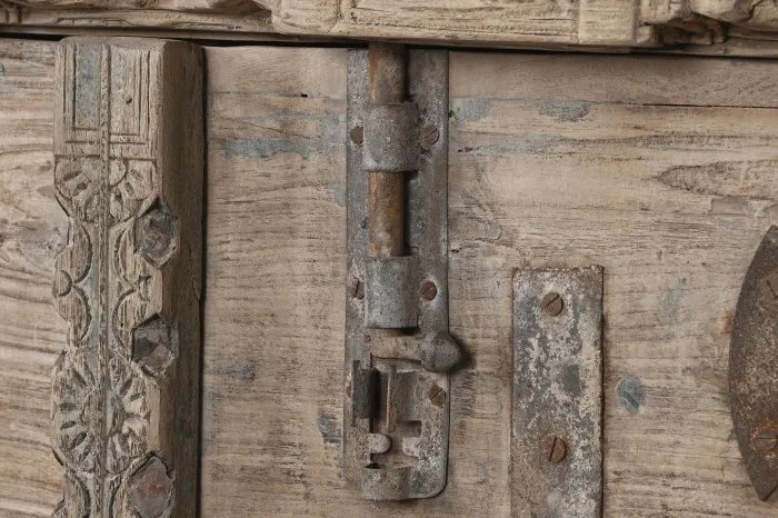 Bufet rustic din lemn reciclat, natur, cu 2 uși, decor sculptat manual și balamale fluture din metal, 92 x 167 x 51 cm, „Rigora”
