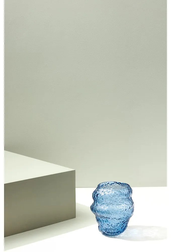 Vază albastru-deschis din sticlă lucrată manual (înălțime 18 cm) Aurora – Hübsch