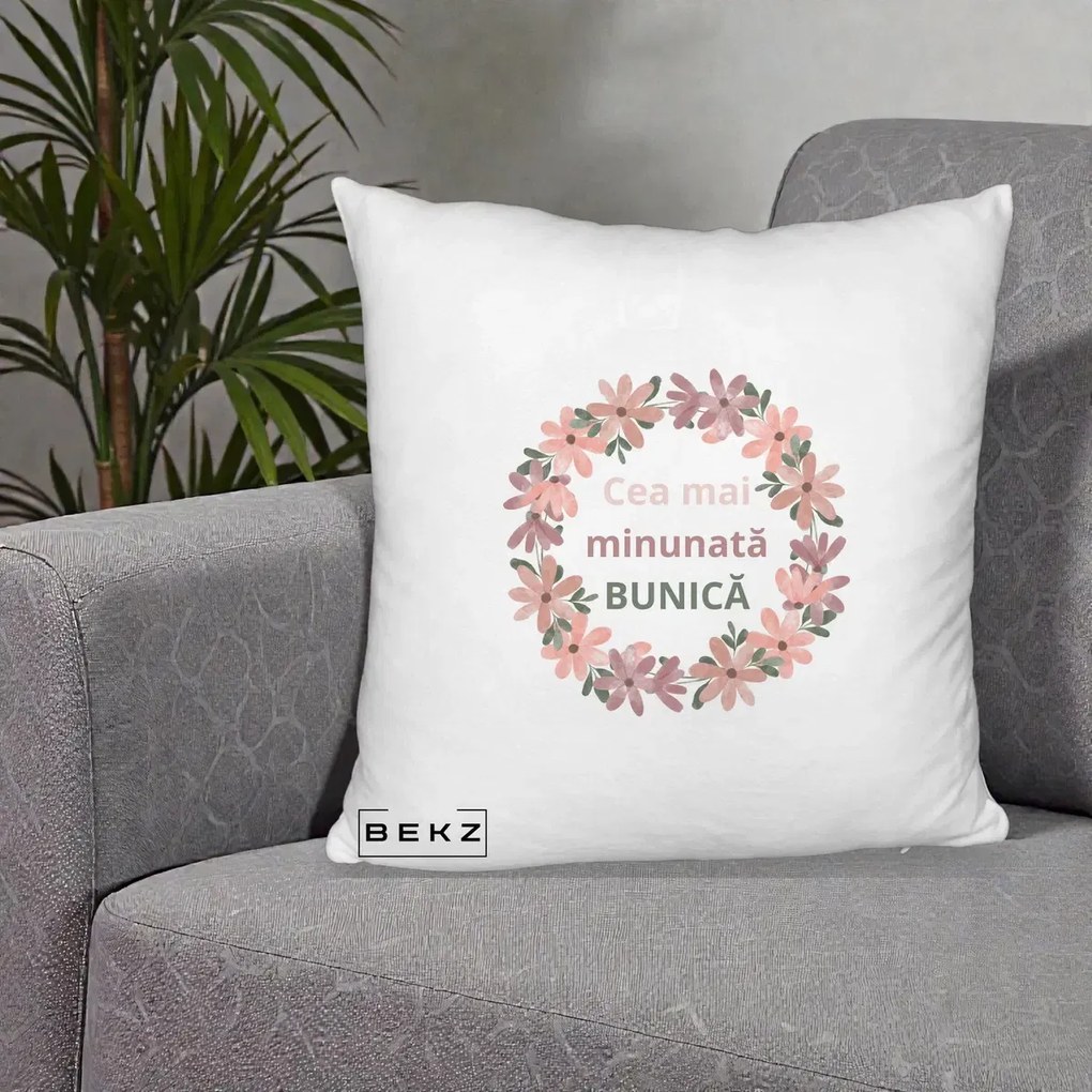 Cadou pentru Bunica - Perna Personalizata Cea Mai Minunata Bunica Coronita Flori Roz, 40x40 cm, Alb Pufos, Husa Detasabila, Perna Inclusa, BEKZ®