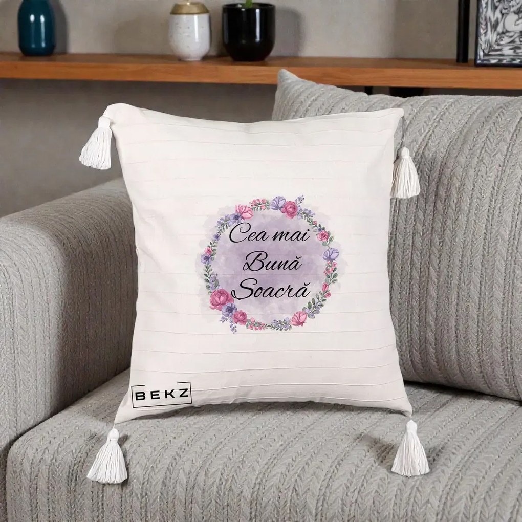 Cadou pentru Soacra - Perna Personalizata Cea mai Buna Soacra cu Coronita Flori Roz si Mov, 40x40 cm, Bej cu Franjuri, Husa Detasabila, Perna Inclusa, BEKZ®