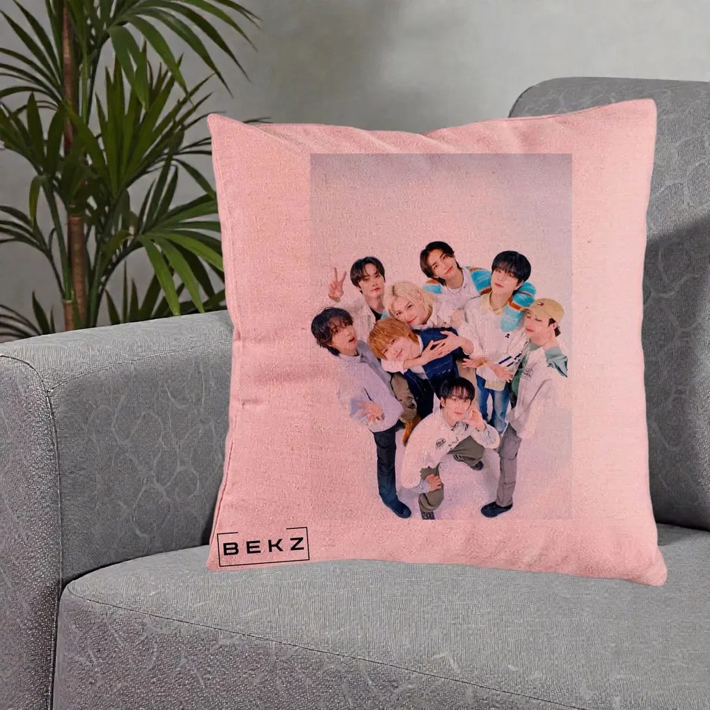 Perna Personalizata K-pop Stray Kids Foto Grup Bleu, 40x40 cm, Roz, Husa Detasabila, Perna Inclusa, BEKZ®