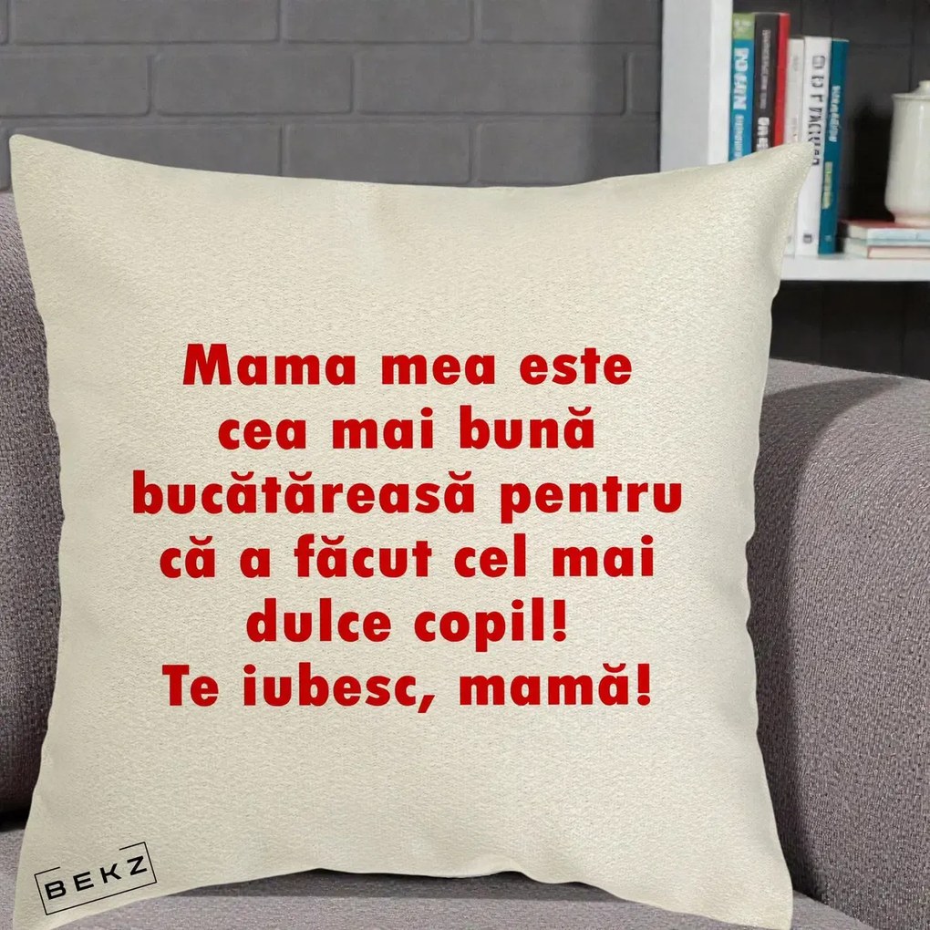 Cadou pentru Mama - Perna Personalizata Mama cea Mai Buna Bucatareasa, 40x40 cm, Ecru, Husa Detasabila, Perna Inclusa, BEKZ®