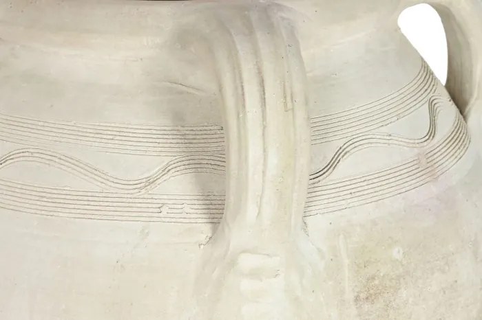 Vas decorativ amforă din teracotă artizanală, finisaj craft alb-crem, cu 4 anse, 57×57×93 cm, „Jerba"