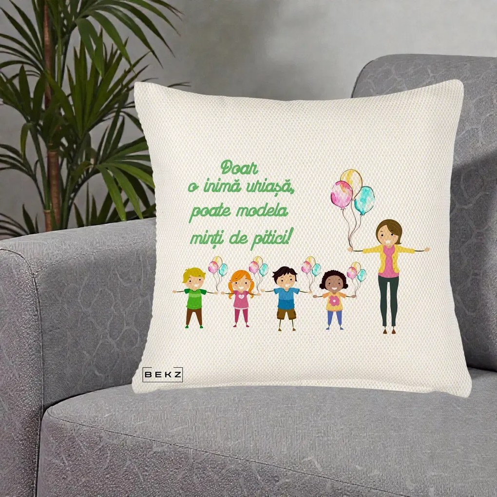 Cadou pentru Educatoare - Perna Personalizata Doar o Inima Uriasa poate Modela Minti de Pitici cu Educatoare si Baloane, 40x40 cm, Crem Reliefat, Husa Detasabila, Perna Inclusa, BEKZ®
