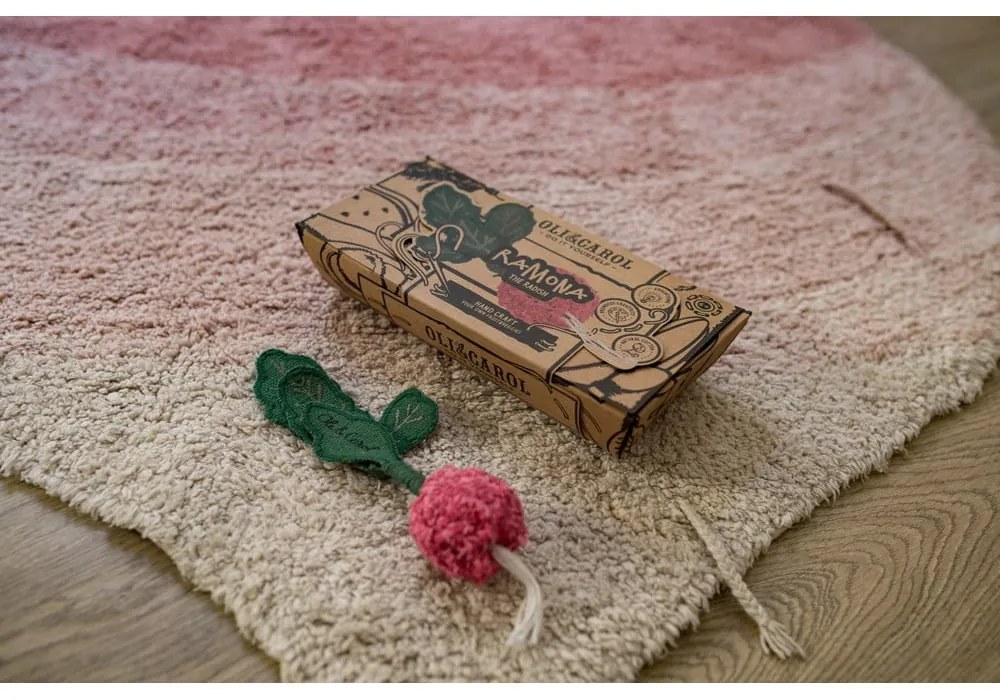 Covor pentru copii roz lavabil/țesut manual din bumbac 100x150 cm Ramona the Radish – Lorena Canals