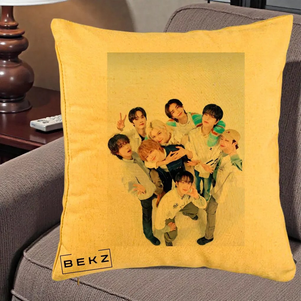 Perna Personalizata K-pop Stray Kids Foto Grup Bleu, 40x40 cm, Galben, Husa Detasabila, Perna Inclusa, BEKZ®