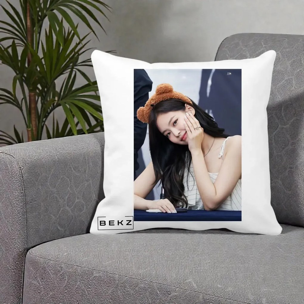 Perna Personalizata K-pop BLACKPINK Jennie Cute cu Diadema Ursulet, 40x40 cm, Alba Mata, Husa Detasabila, Perna Inclusa, BEKZ®