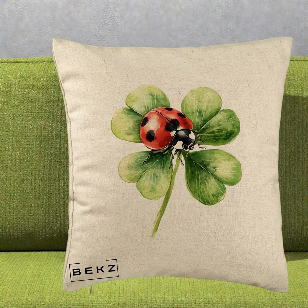 Perna Decorativa Buburuza Norocoasa pe Trifoi cu Patru Foi, 40x40 cm, Bej, Husa Detasabila, Perna Inclusa, BEKZ®